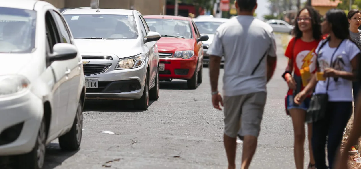 Fila de carros para o segundo dia de provas do Enem