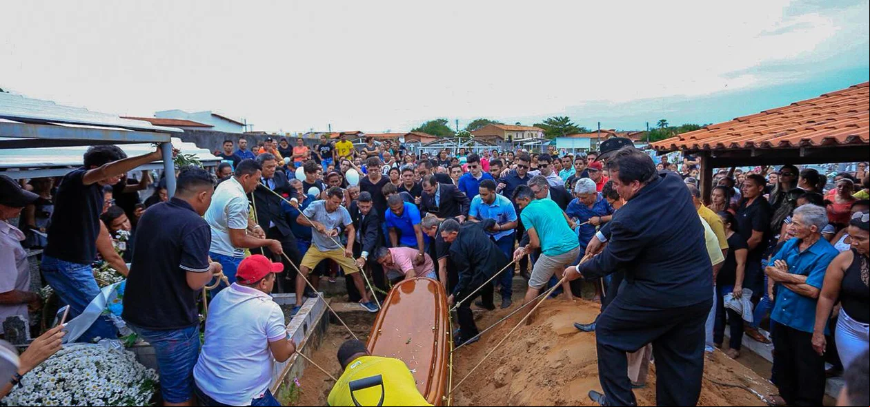 Enterro de Rayron Holanda aconteceu no cemitério Sambaiba