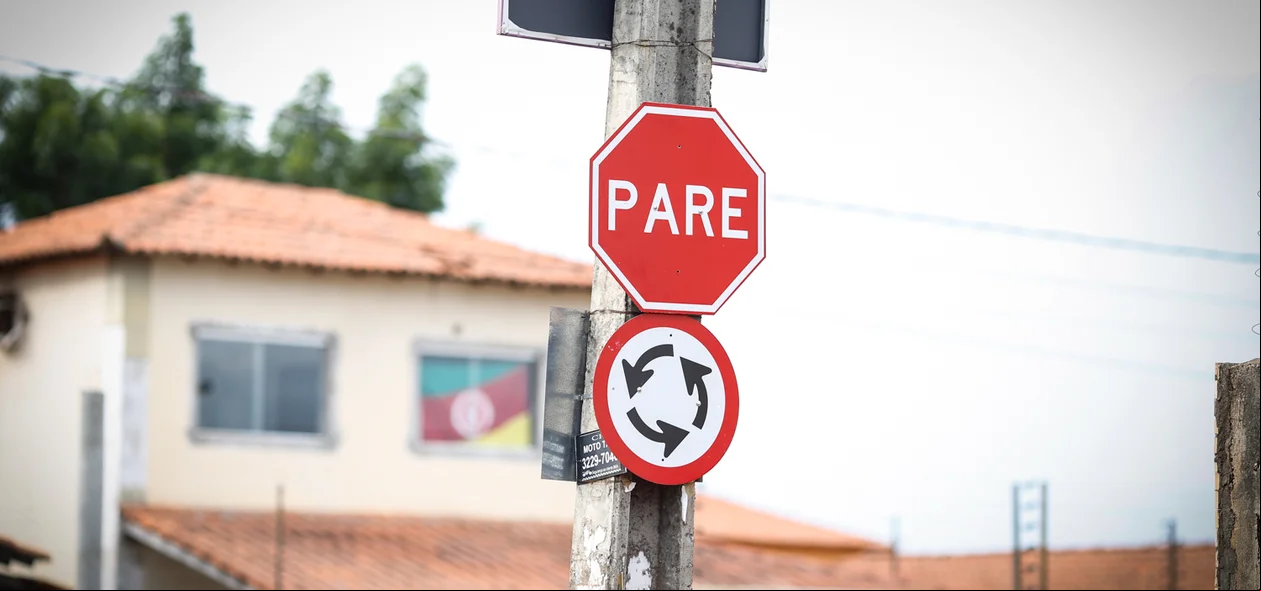 Sinalização no local 
