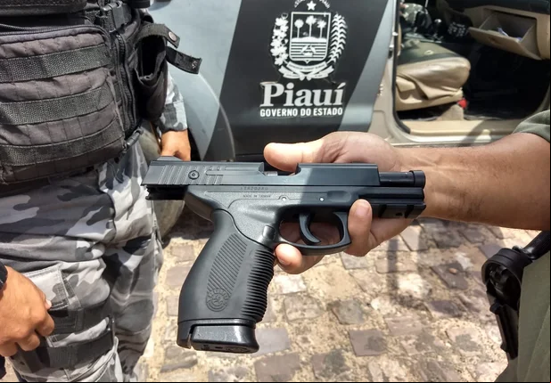 A arma foi apreendida pelo RONE
