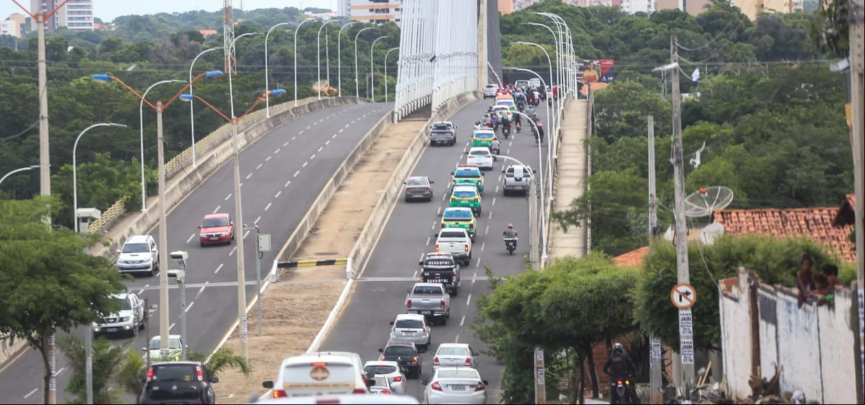 Carros de familiares e viaturas acompanharam o corpo de Samuel Borges até o sepultamento