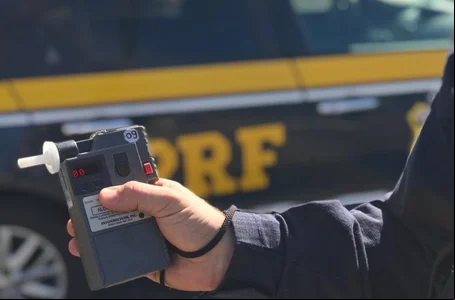 Polícia Rodoviária Federal (PRF) no Piauí faz fiscalização utilizando etilômetro