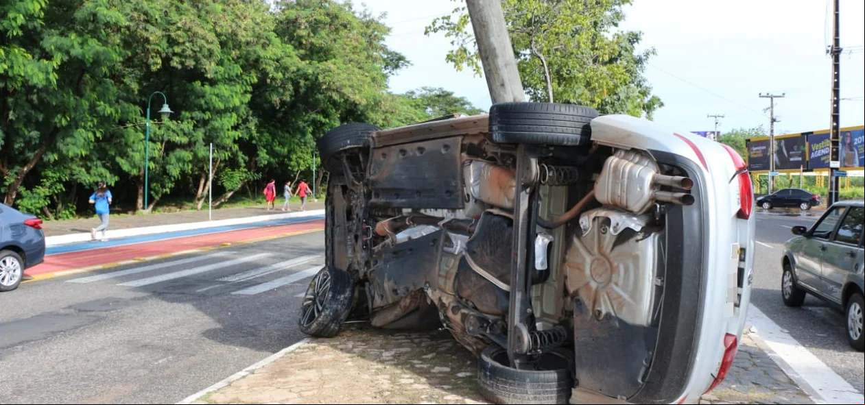 Carro tombou no canteiro central da avenida