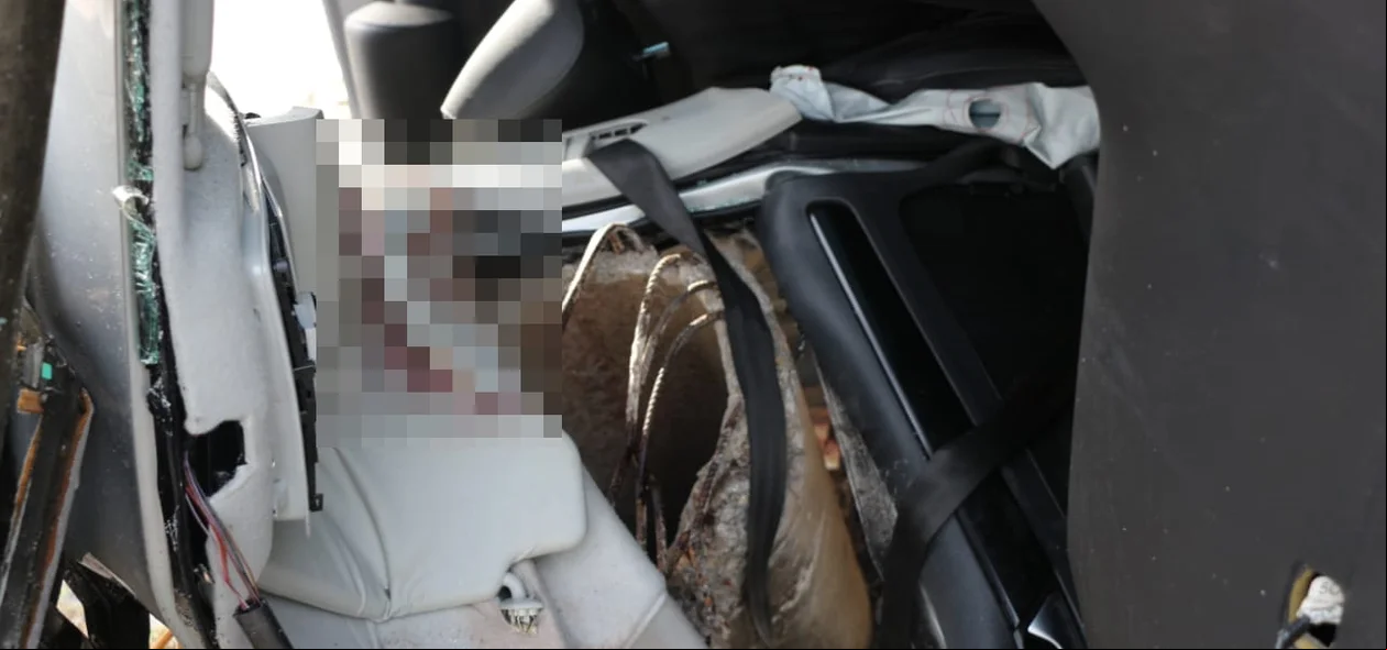 Poste quebrou devido ao impacto do veículo