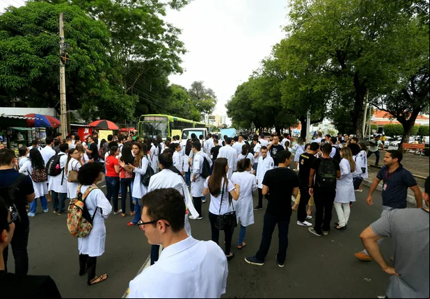 Estudantes da FACIME realizam ato na Avenida Frei Serafim