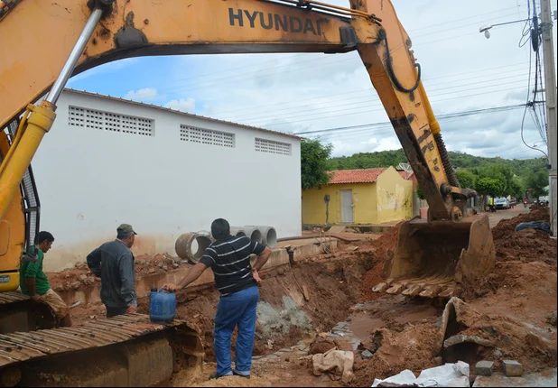 Prefeitura trabalha para restabelecer rede de esgoto em Picos