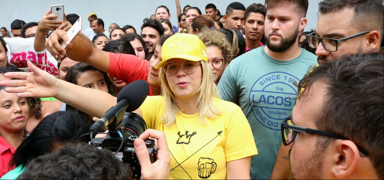 Marília Mendonça distribui panfletos