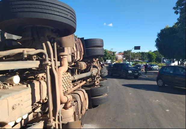 Motorista tomba caminhão carregado de rações na BR 343