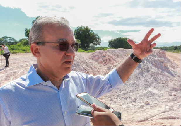 Firmino Filho visita obras na zona leste de Teresina