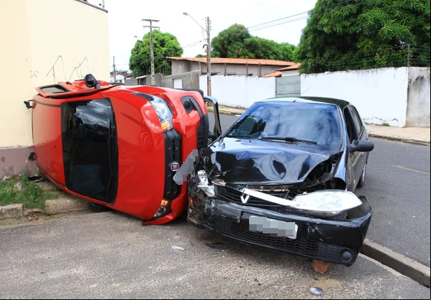 Carro capota durante colisão no bairro Marquês em Teresina