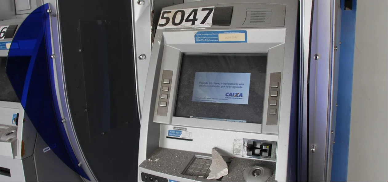 Caixas eletrônicos ficaram danificados