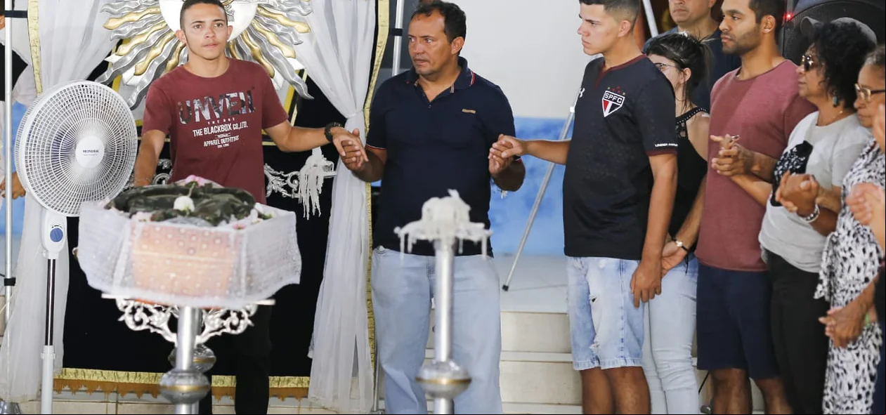 Familiares de mãos dadas
