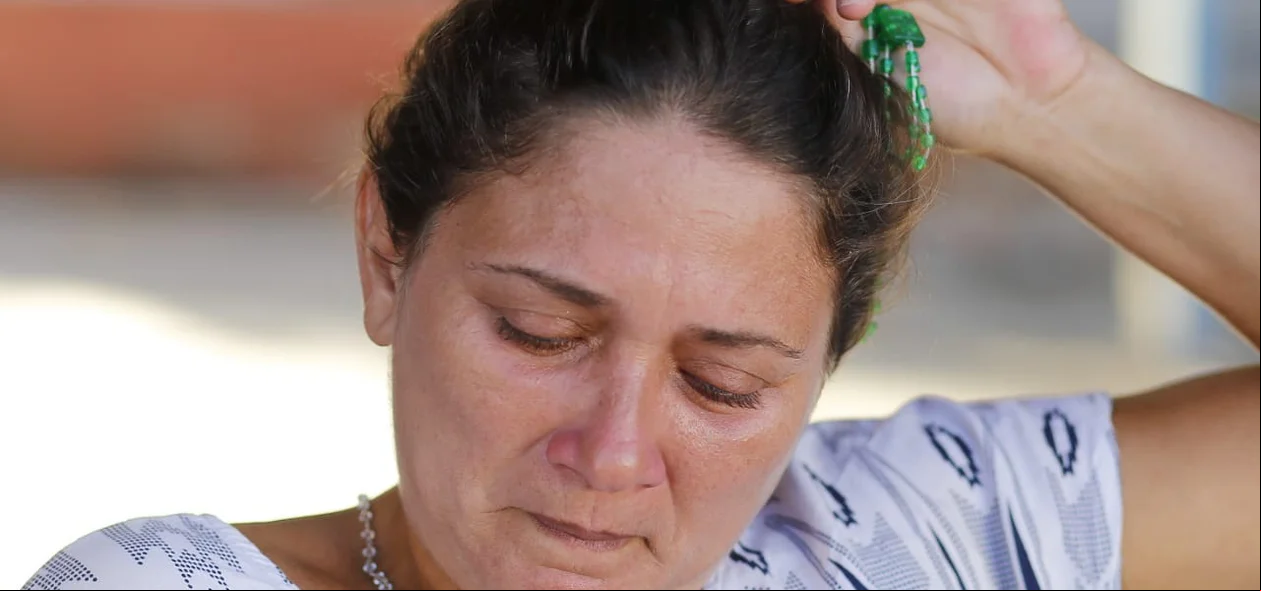 Mãe do estudante emocionada ao lamentar a morte do seu filho