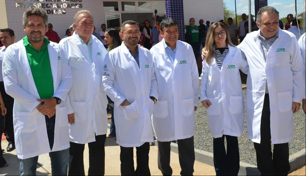 Autoridades participam da solenidade