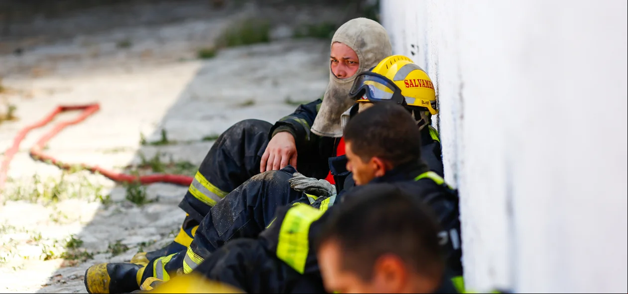 Bombeiros exaustos 