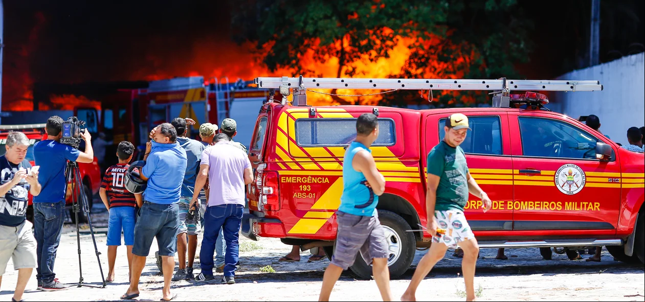 Equipes de reportagem e populares no local