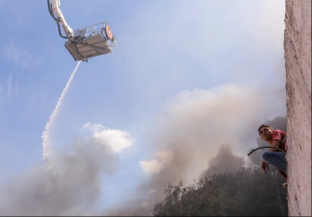 Morador acompanhando o incêndio 