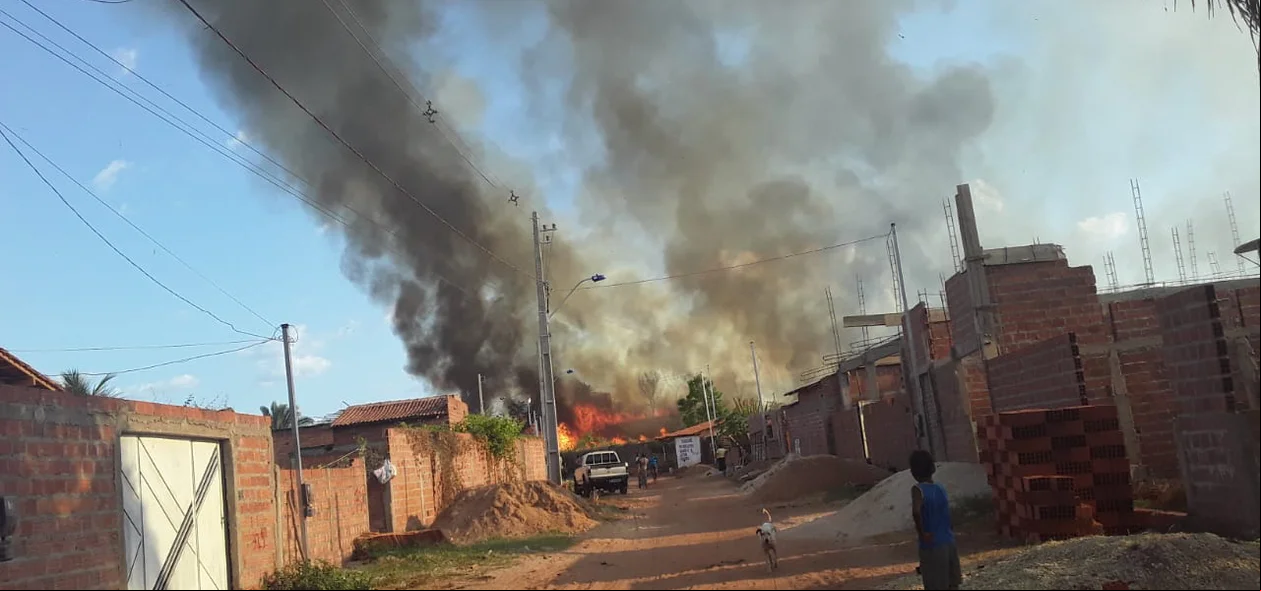 Incêndio ameaça residência na zona sudeste de Teresina