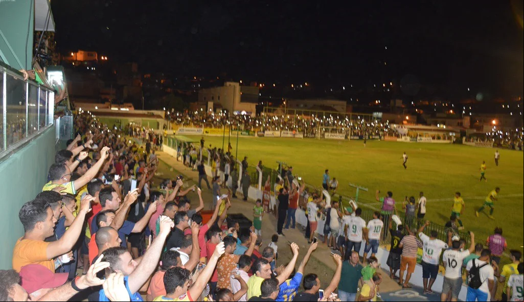 Torcida comemora vitória do Picos.