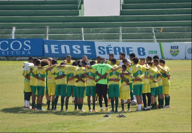 Atletas e comissão técnica do Picos fazem oração antes do início do treino