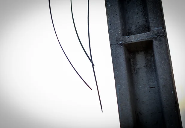 Fios de energia elétrica quebrados 