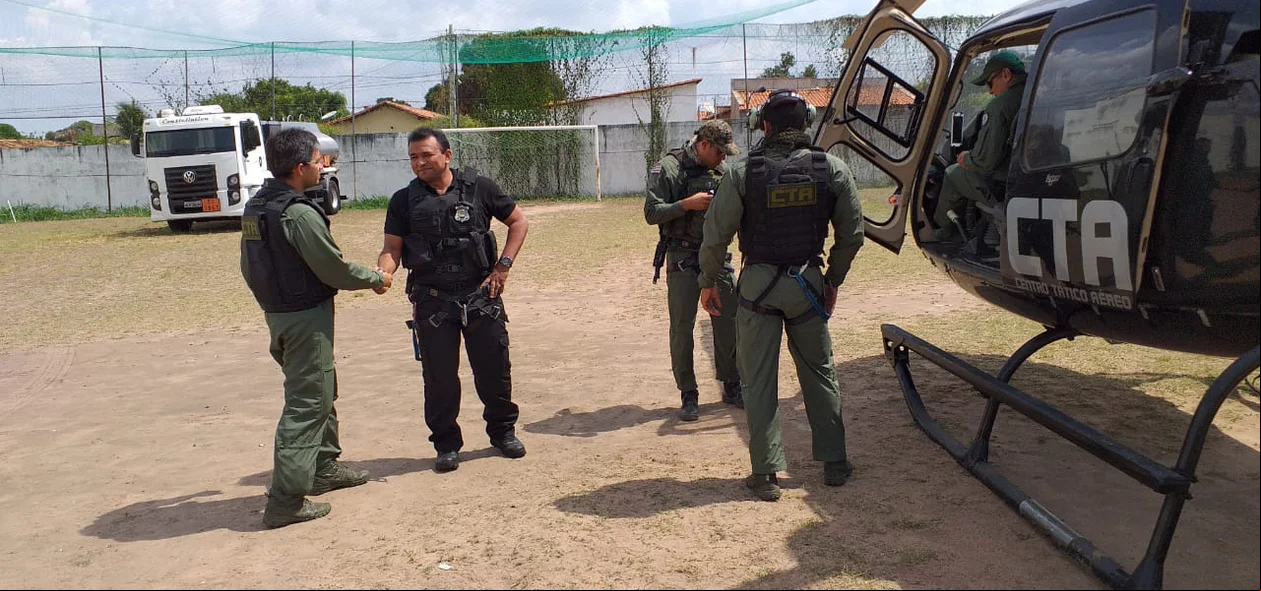 Secretário de segurança, Fábio Abreu, desembarcando no local onde ocorreram as apreensões
