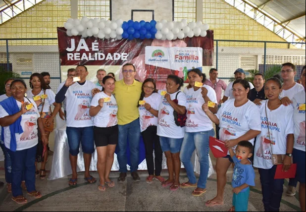 Júnior Percy entrega cartões do Programa Bolsa Família 