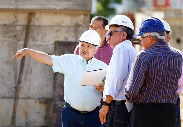 Senador Elmano Férrer visita obra do Viaduto do Mercado do Peixe