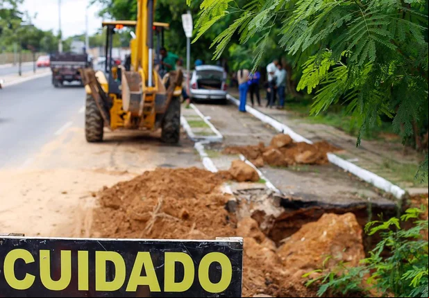 Cheia do Rio Parnaíba compromete estrutura da Avenida Maranhão