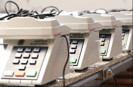 Urnas eletrônicas no novo depósito no fórum