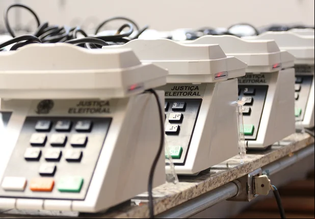 Urnas eletrônicas no novo depósito no fórum