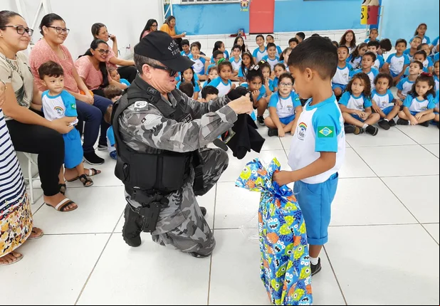 Capitão Miguel Luz faz surpresa a garoto de 5 anos em Teresina