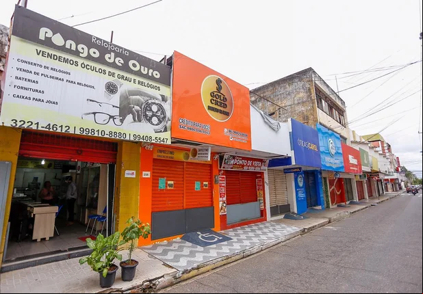 Com ruas desertas devido a covid-19, bandidos arrombam comércios 
