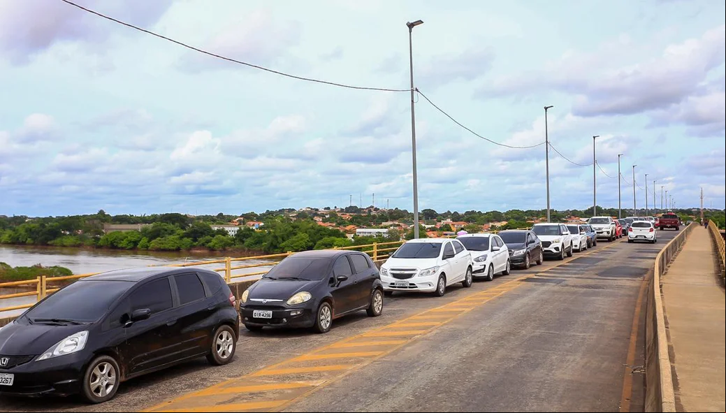 Fila de carros na Ponte da Amizade