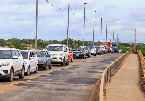 Fila de veículos na ponte que liga Teresina a Timon