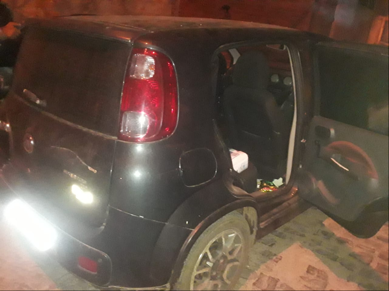 Veículo roubado que estava em posse dos criminosos