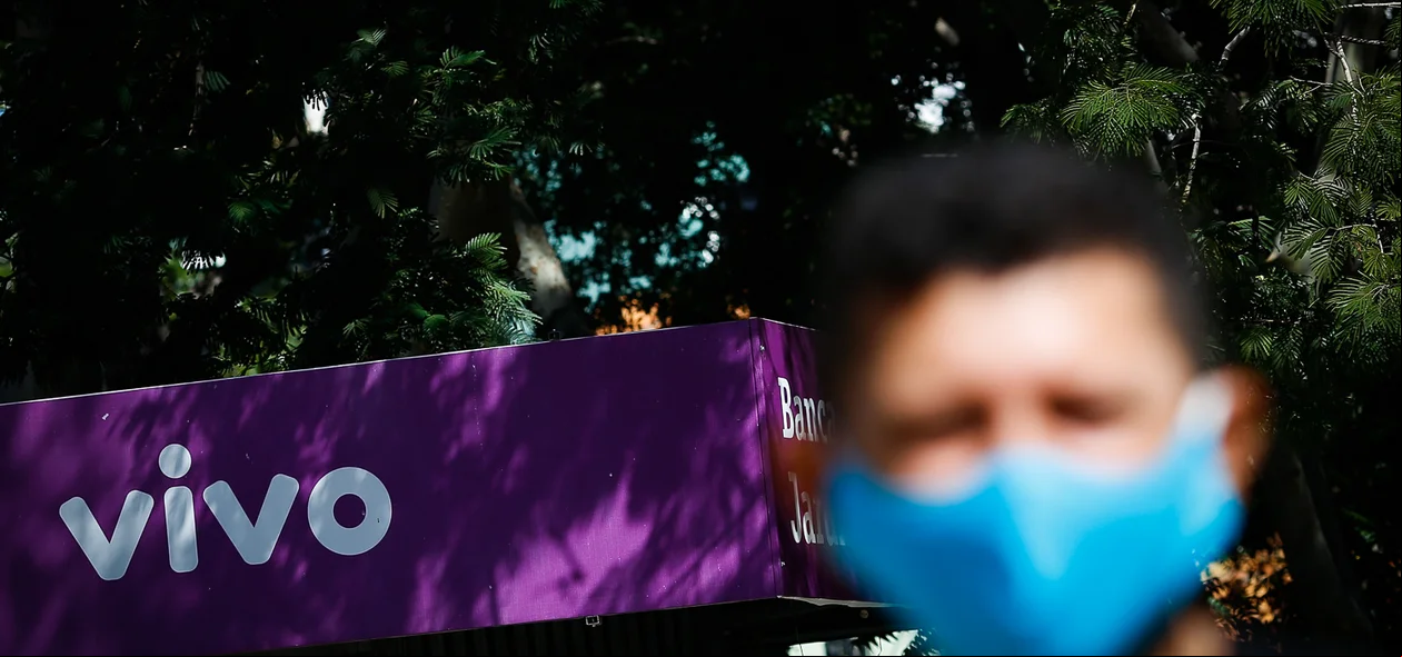 Manifestante na praça em Teresina