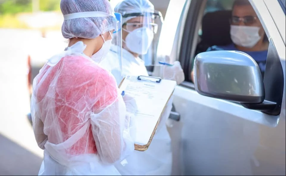 Agentes de Saúde instruindo motoristas 