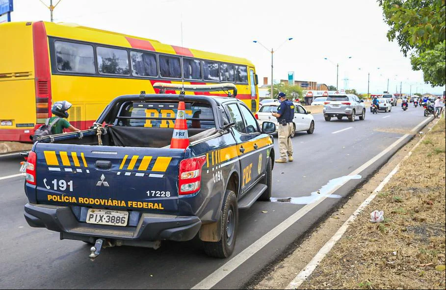 PRF organizando o trânsito na BR 316
