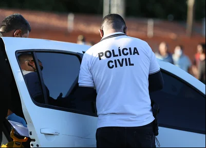 Policia civil fazendo os procedimentos