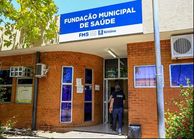 Equipe da CGU na frente da FMS em Teresina