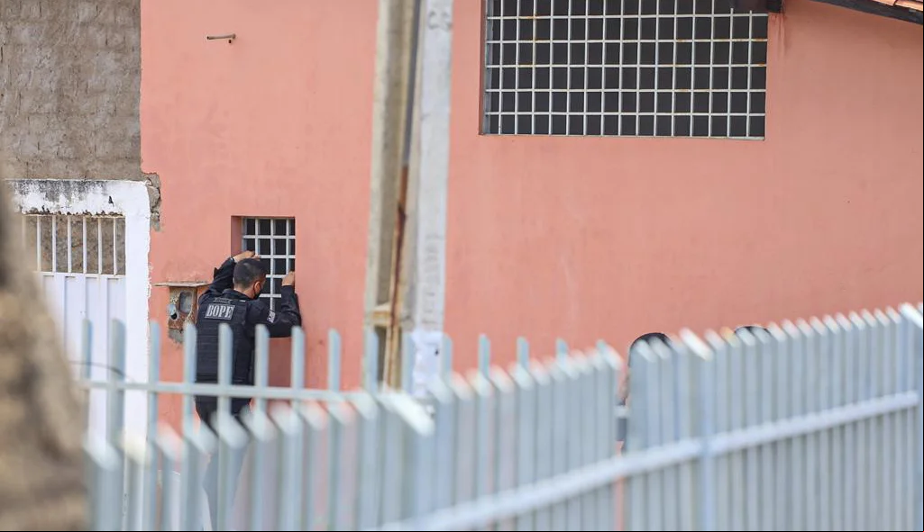 Policial negocia com o homem