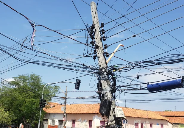 Acidente entre dois carros de eio derruba poste em Teresina
