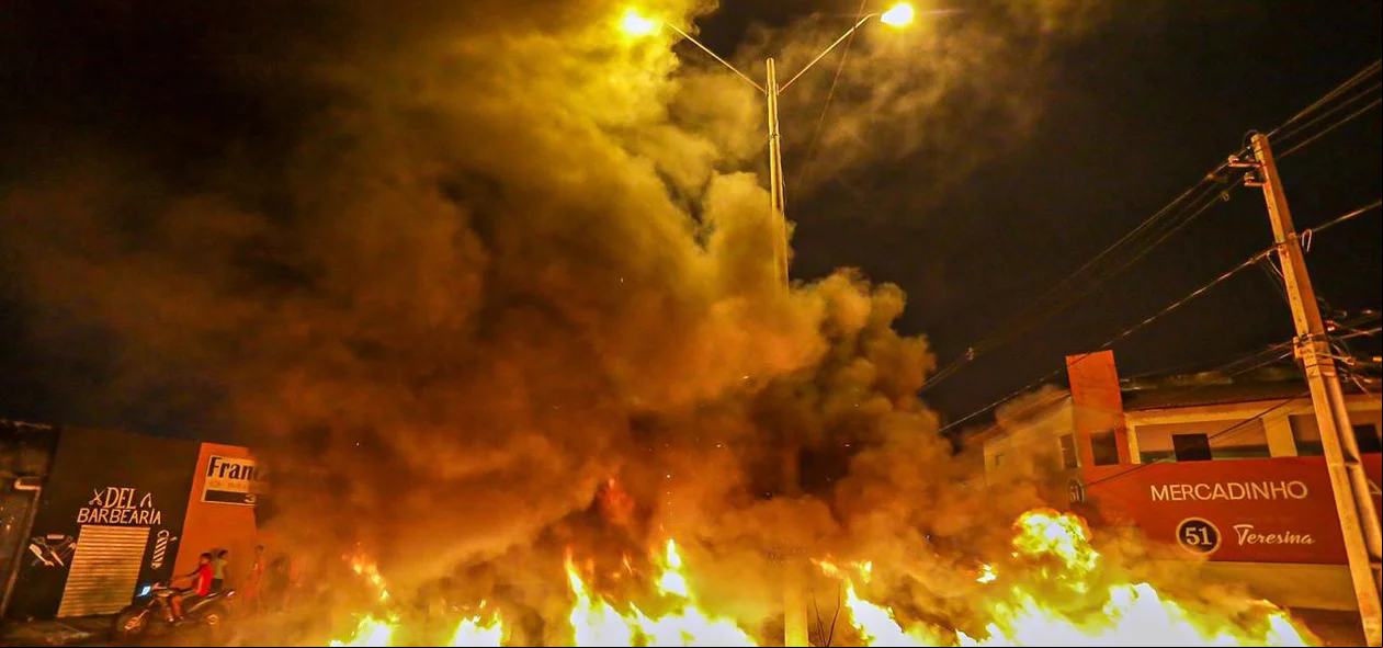 Moradores realizam protesto em Teresina