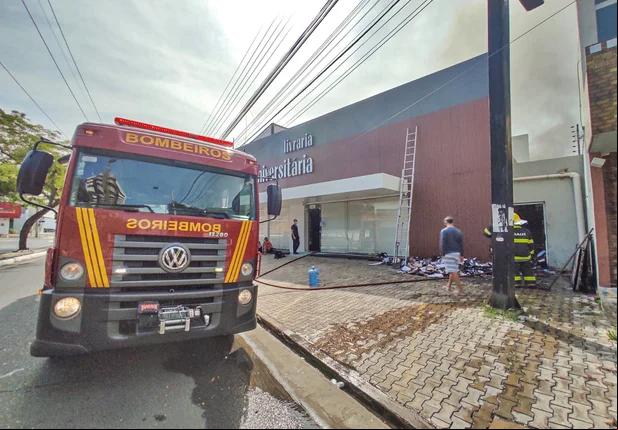 Incêndio atinge Livraria Universitária e assusta moradores em Teresina