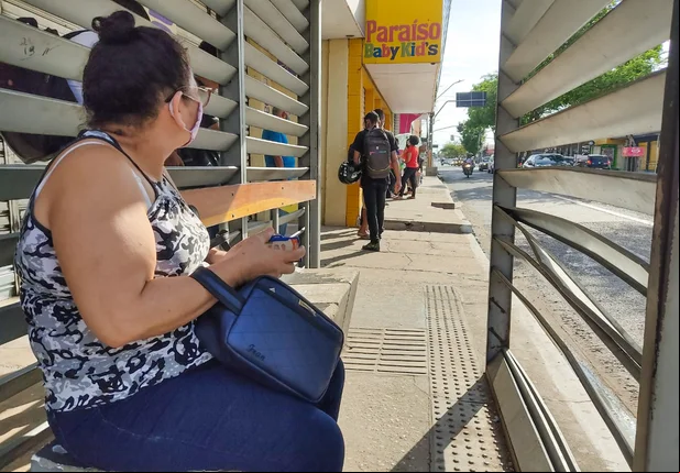 Motoristas de ônibus param e menos de 10% da frota circula em Teresina