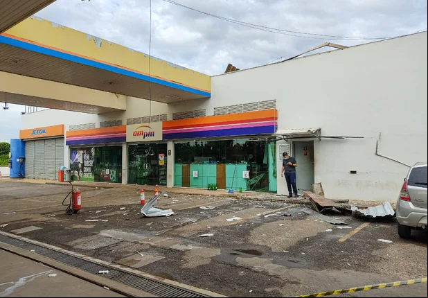 Quadrilha explode cofre de posto de combustíveis na BR 343