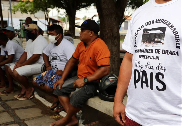Mergulhadores se reúnem para reclamar direitos trabalhistas