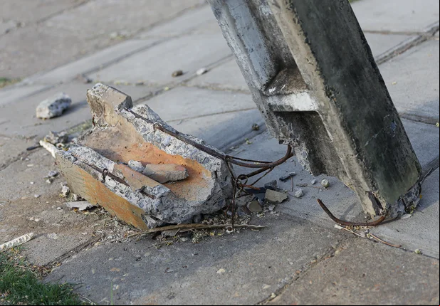Moradores reclamam de poste de energia que está caindo