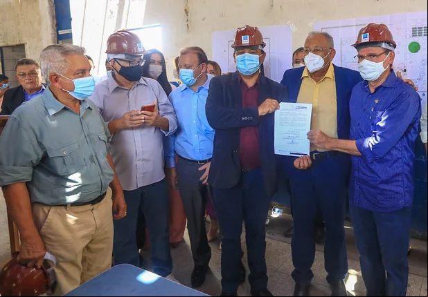 Dr. Pessoa assina ordem de serviço para obra de colégio 15 de outubro